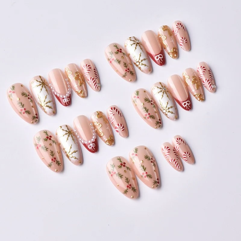 Kunstnagelset mit eleganten Weihnachtsmotiven und Glitzerakzenten Brehn