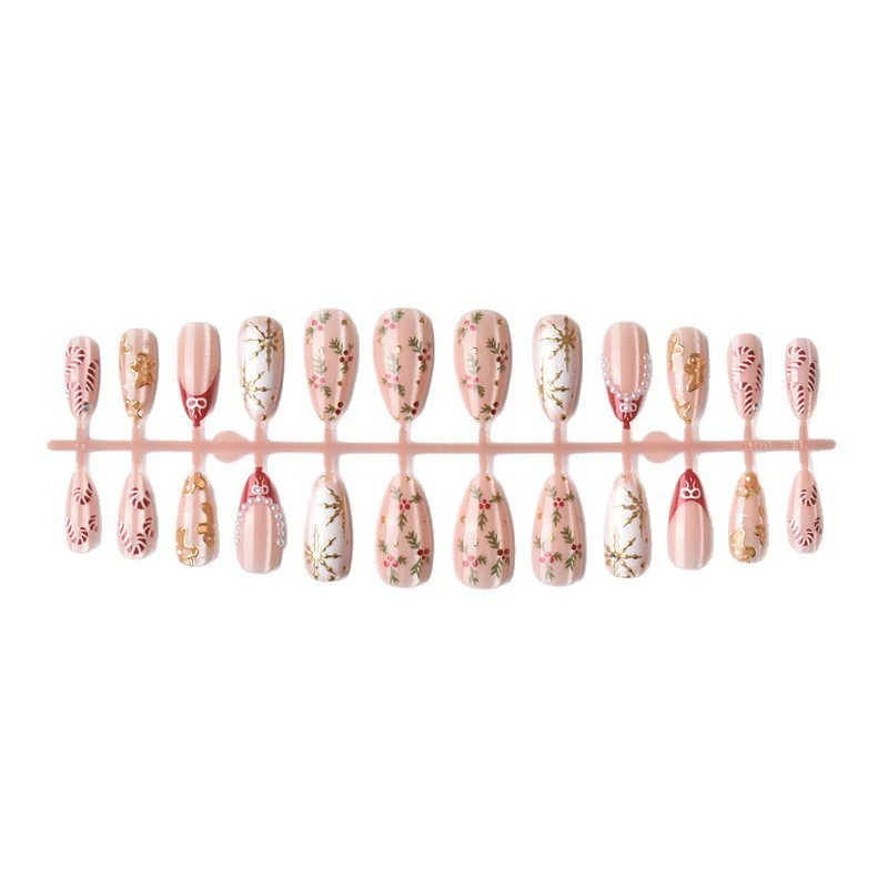 Kunstnagelset mit eleganten Weihnachtsmotiven und Glitzerakzenten Brehn