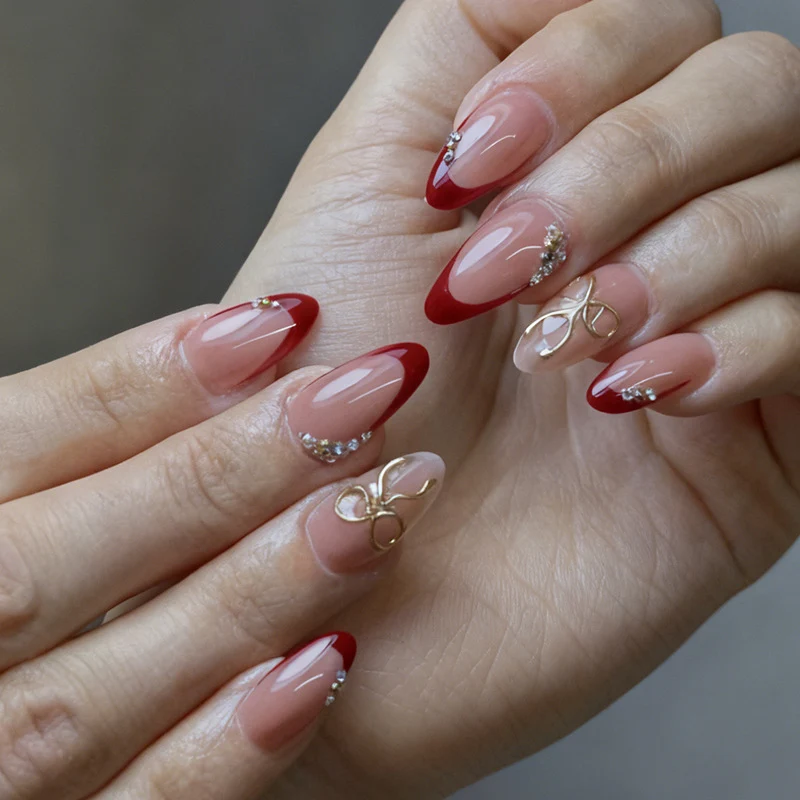 Kunstnagelset mit eleganten Verzierungen und glänzenden Akzenten Brehn