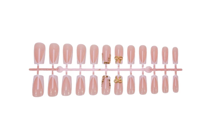 Kunstnagelset mit eleganten Verzierungen und einzigartigen Designs Brehn