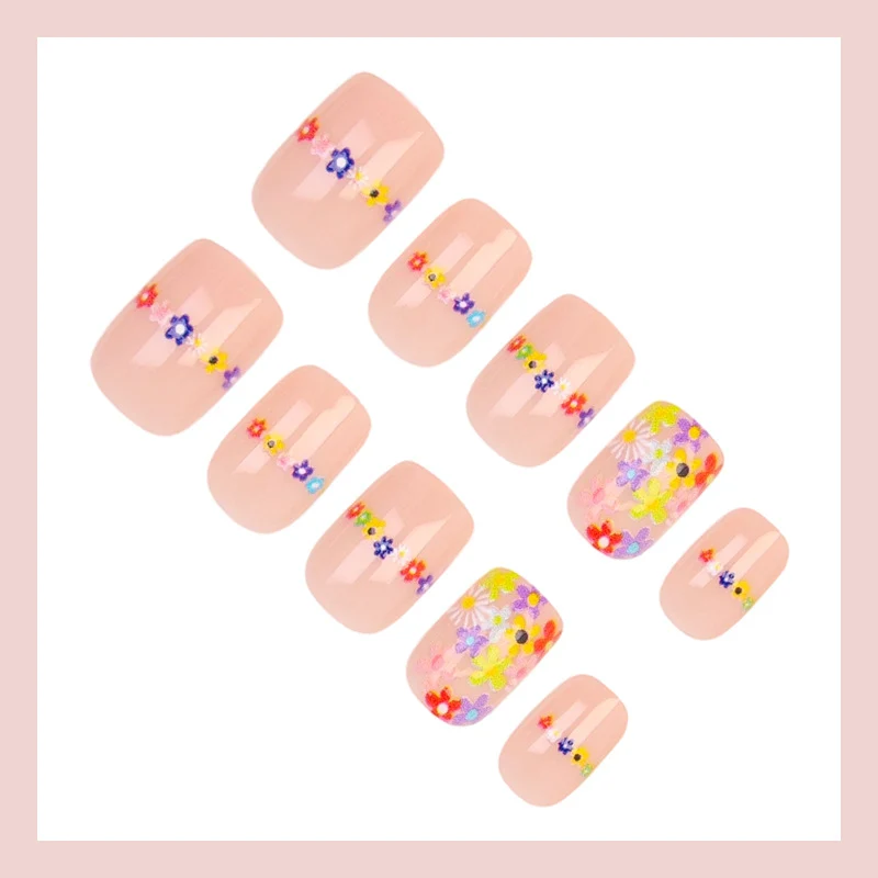 Kunstnagelset mit floralen Designs und hochwertigen Verzierungen Brehn