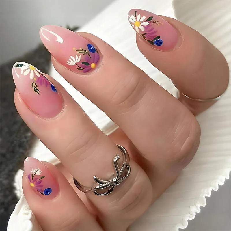 Kunstnagelset mit floralen Designs und eleganten Spitzen Brehn