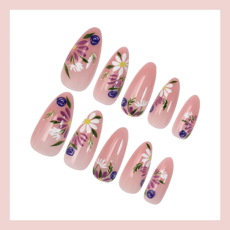 Kunstnagelset mit floralen Designs und eleganten Spitzen Brehn