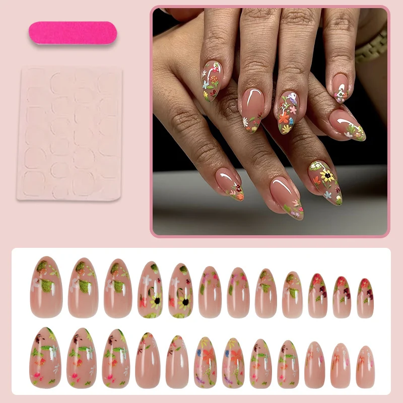 Kunstnagelset mit floralen Designs und elegantem Glanz Brehn