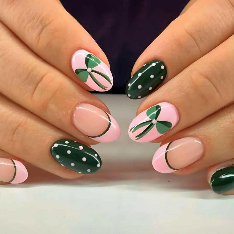 Kunstnagelset mit floralen Akzenten und verspielten Designs Brehn