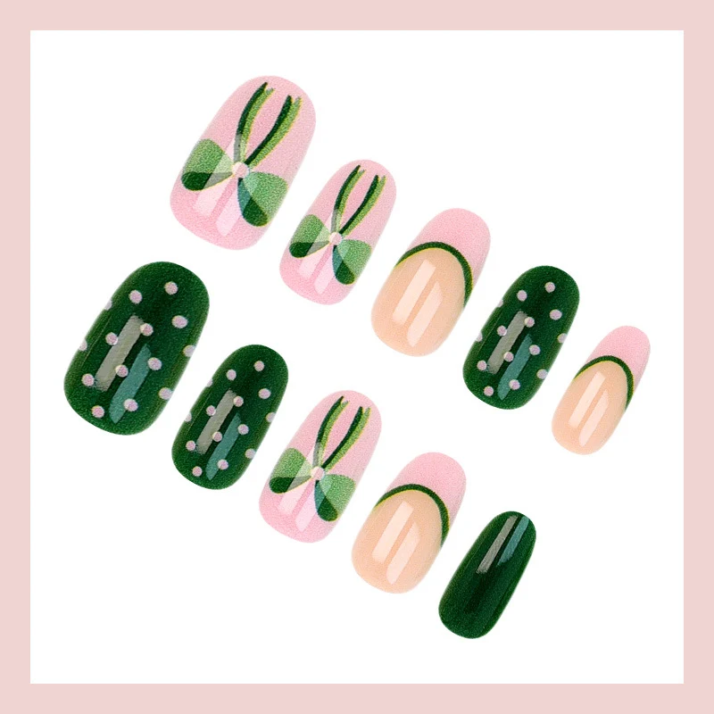 Kunstnagelset mit floralen Akzenten und verspielten Designs Brehn