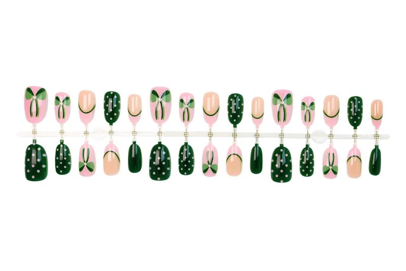 Kunstnagelset mit floralen Akzenten und verspielten Designs Brehn