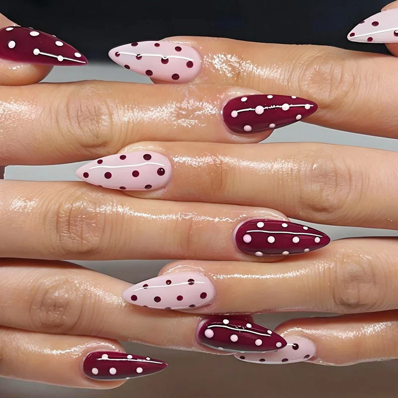 Kunstnagelset mit eleganten Punkten und trendigem Design Brehn