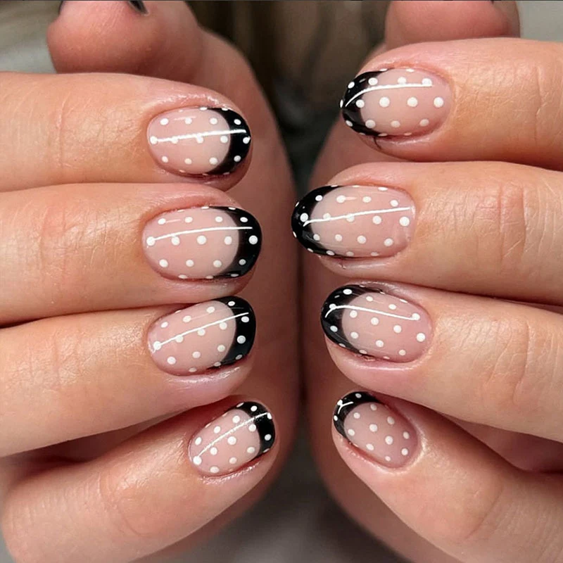 Kunstnagelset mit eleganten Punkten und stilvollem Schwarz Brehn