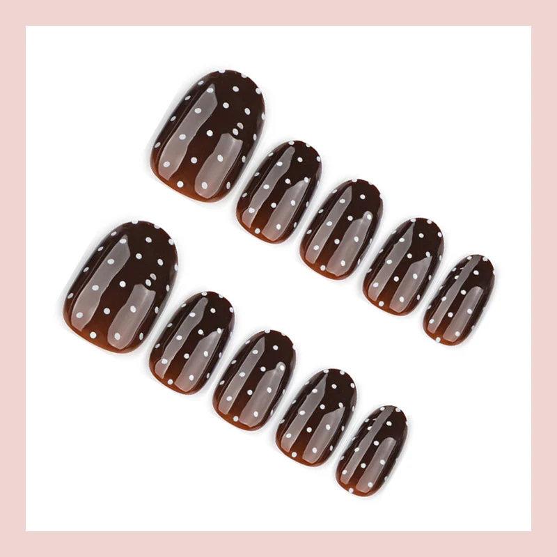 Kunstnagelset mit eleganten Punkten und glänzenden Akzenten Brehn