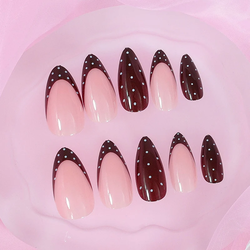Kunstnagelset mit eleganten Punkten Brehn