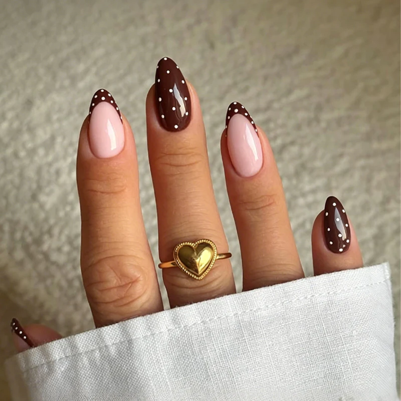 Kunstnagelset mit eleganten Punkten Brehn