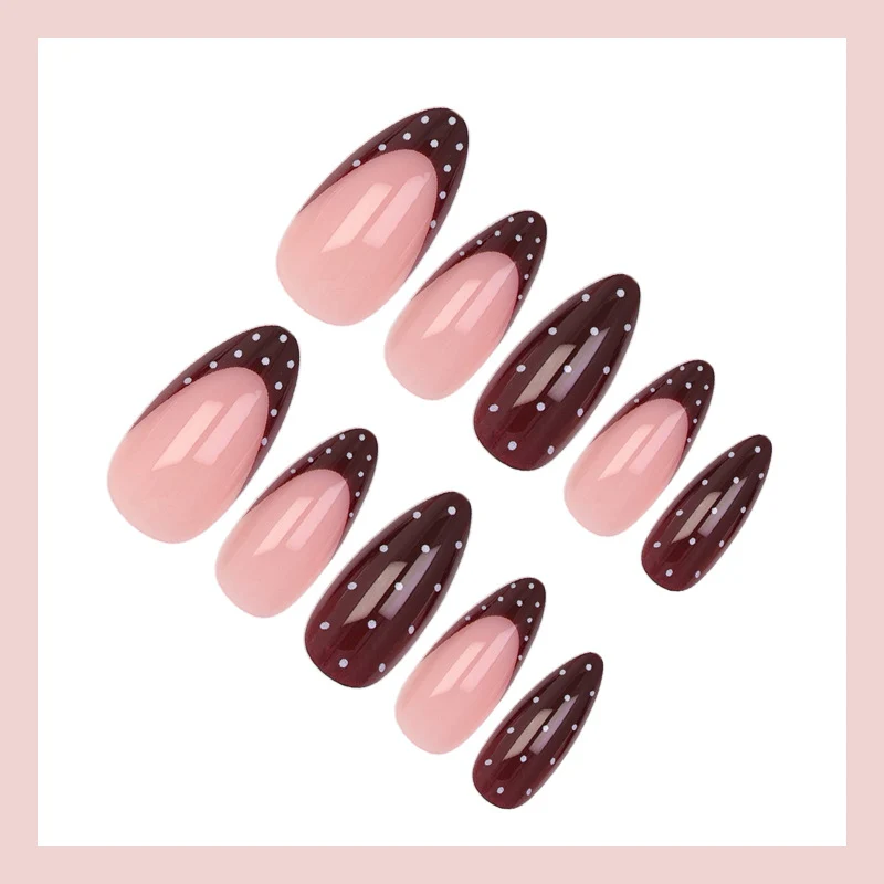 Kunstnagelset mit eleganten Punkten Brehn