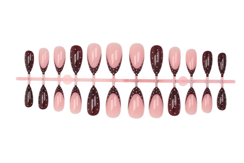Kunstnagelset mit eleganten Punkten Brehn