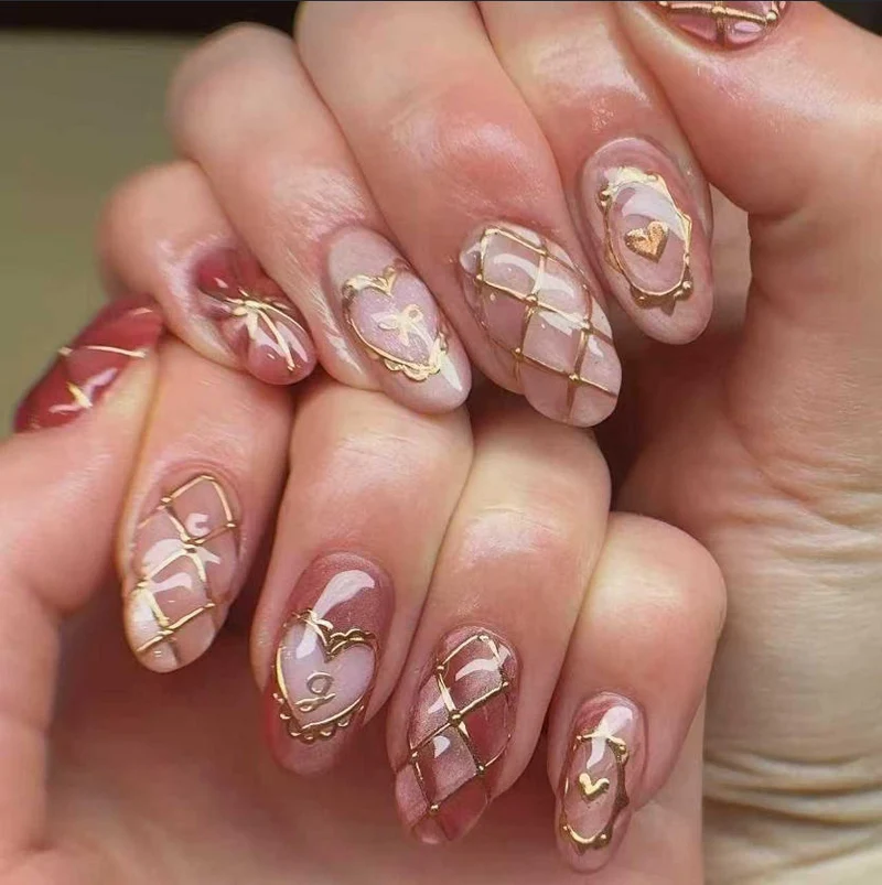 Kunstnagelset mit eleganten Verzierungen Brehn