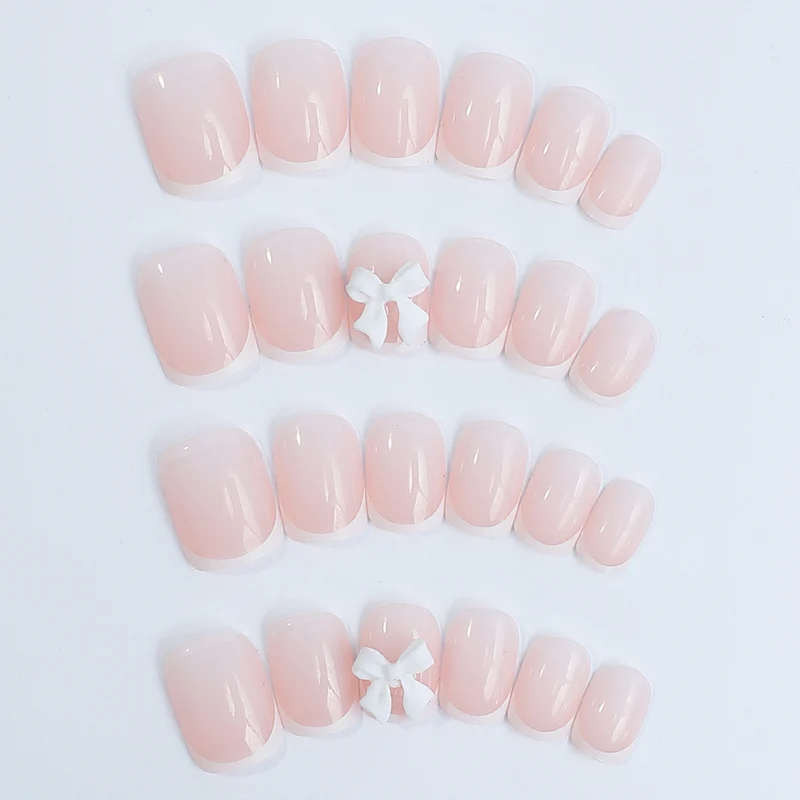 Kunstnagelset mit eleganten und zarten Akzenten Brehn