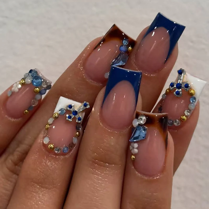 Kunstnagelset mit eleganten Steinverzierungen und modernen Akzenten Brehn
