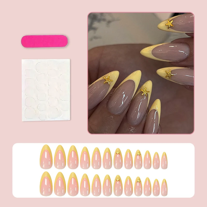 Kunstnagelset mit eleganten Spitzer und goldenen Details Brehn