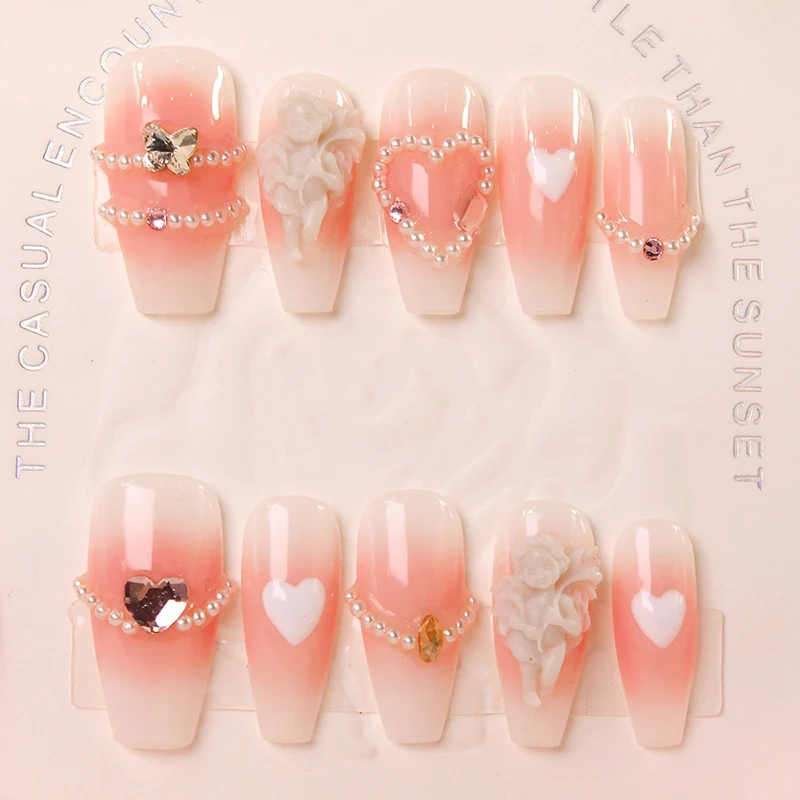 Kunstnagelset mit eleganten Perlenschmuck und romantischen Designs Brehn