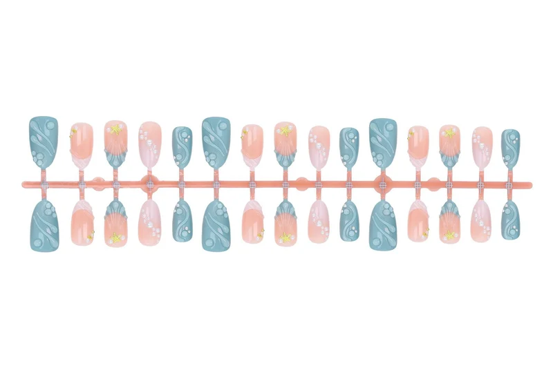 Kunstnagelset mit eleganten Perl- und Glitzervariationen Brehn