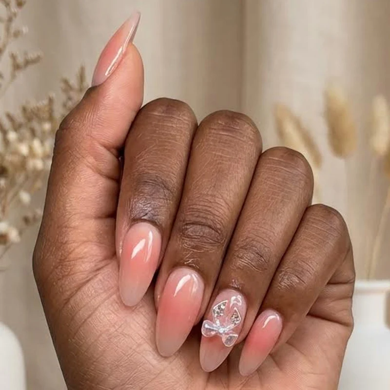 Kunstnagelset mit eleganten Ombre-Effekten und funkelnden Akzenten Brehn
