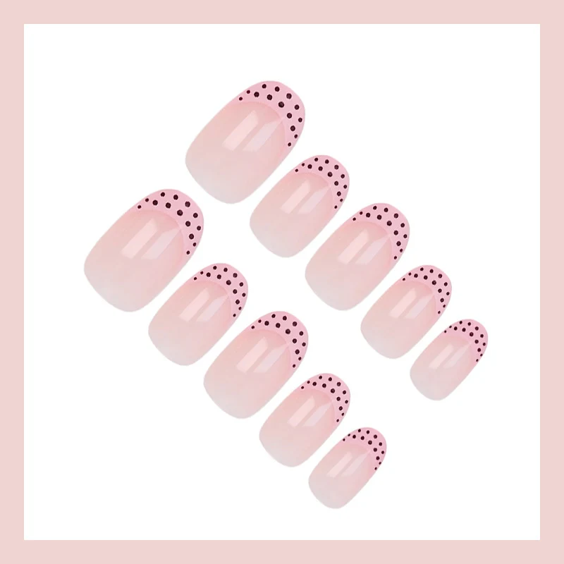 Kunstnagelset mit eleganten Spitzen und verspielten Punkten Brehn