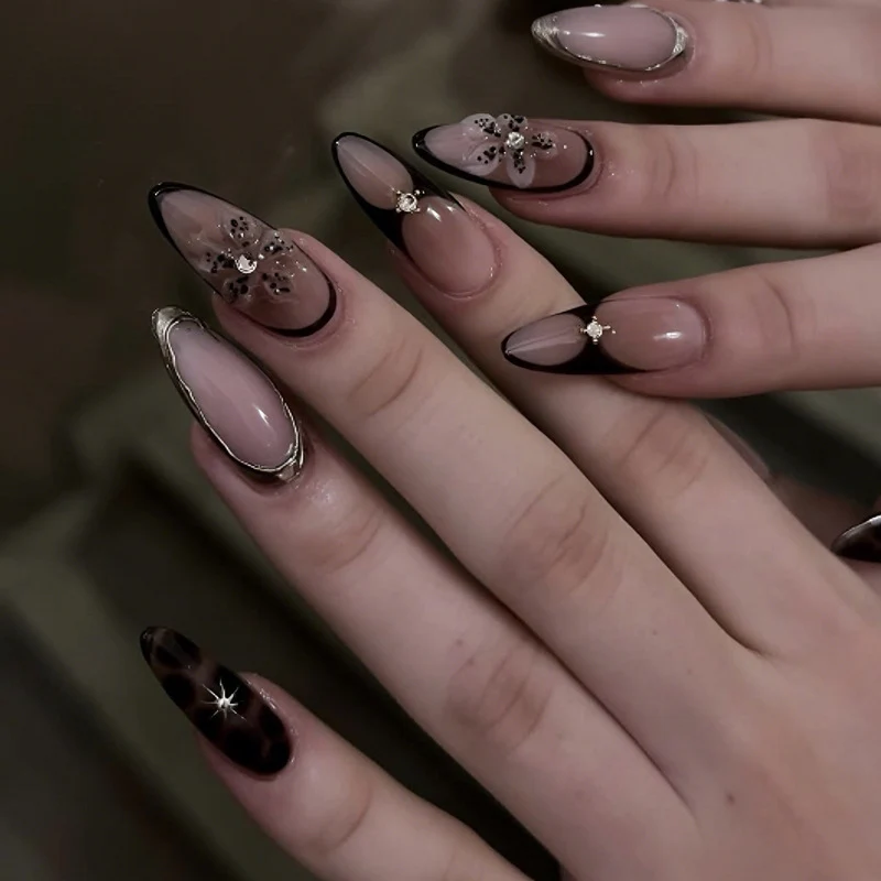 Kunstnagelset mit eleganten Spitzen und trendigen Akzenten Brehn