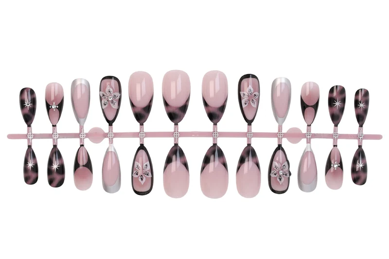 Kunstnagelset mit eleganten Spitzen und trendigen Akzenten Brehn