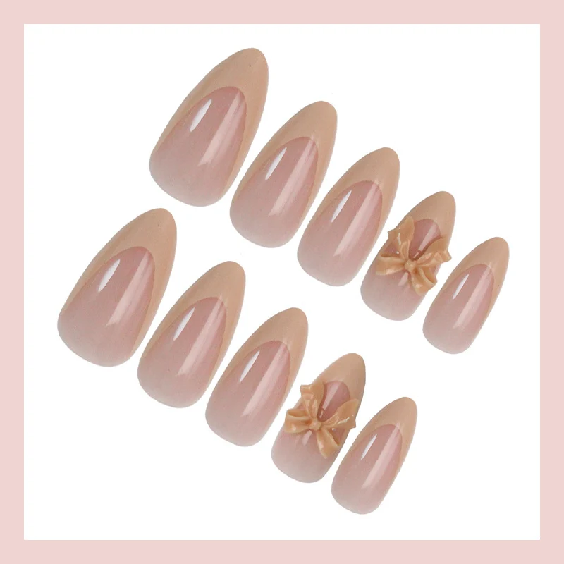 Kunstnagelset mit eleganten Spitzen und romantischen Schleifenverzierungen Brehn