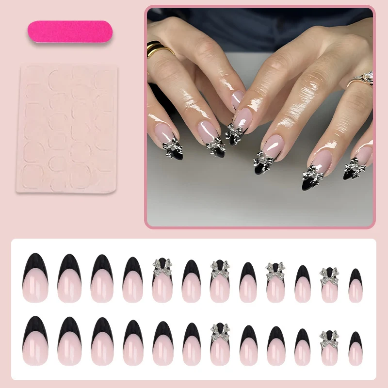 Kunstnagelset mit eleganten Spitzen und kunstvollen Verzierungen Brehn