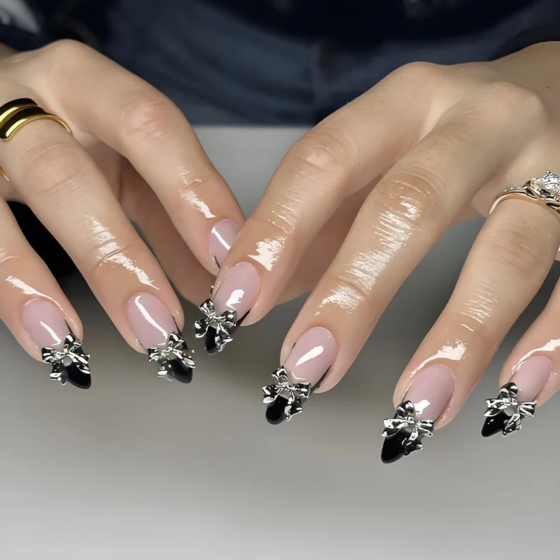 Kunstnagelset mit eleganten Spitzen und kunstvollen Verzierungen Brehn