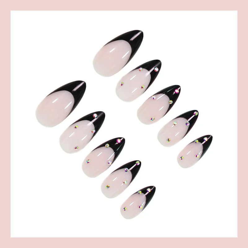 Kunstnagelset mit eleganten Spitzen und Glamourösen Verzierungen Brehn