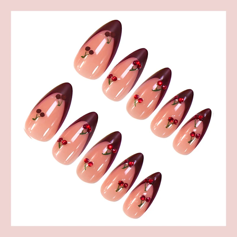 Kunstnagelset mit eleganten Spitzen und glamourösen Nagelakzenten Brehn