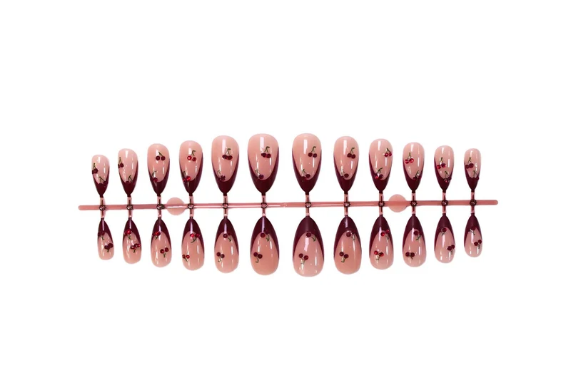 Kunstnagelset mit eleganten Spitzen und glamourösen Nagelakzenten Brehn