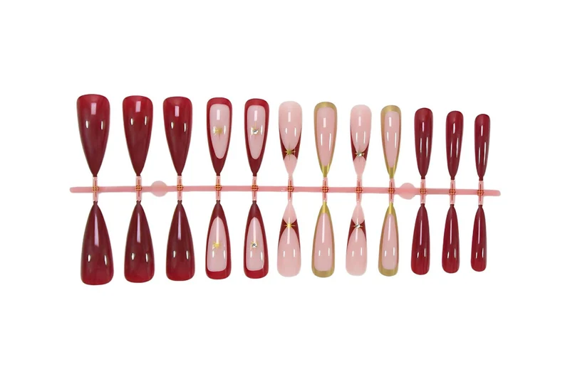 Kunstnagelset mit eleganten Spitzen und glamourösen Details Brehn