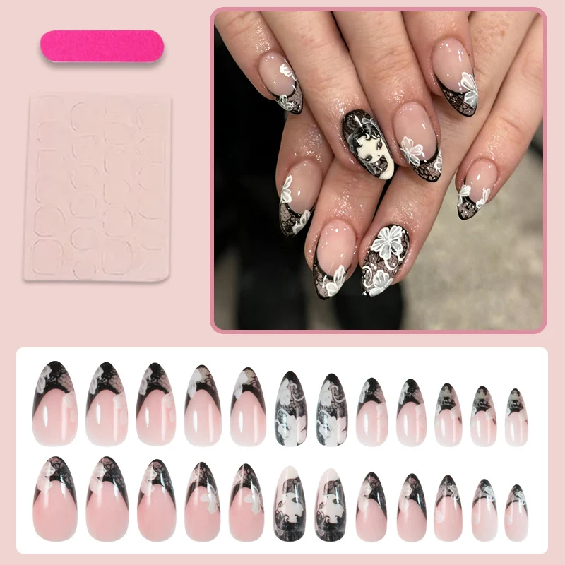 Kunstnagelset mit eleganten Spitzen und floralen Verzierungen Brehn