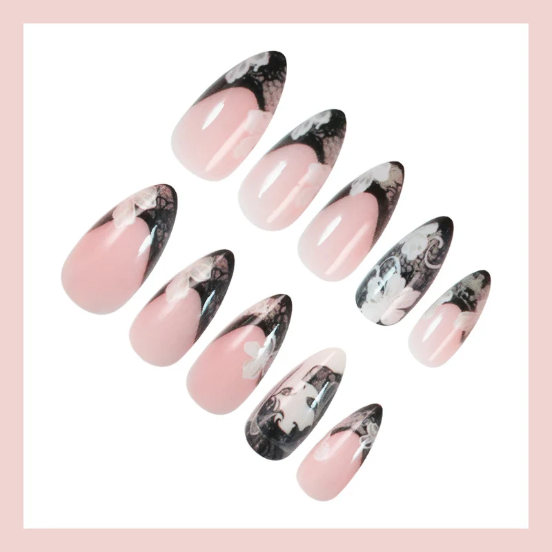 Kunstnagelset mit eleganten Spitzen und floralen Verzierungen Brehn