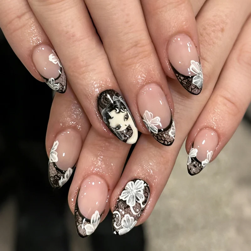 Kunstnagelset mit eleganten Spitzen und floralen Verzierungen Brehn