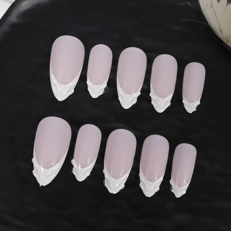 Kunstnagelset mit eleganten Spitzen und dezenten Verzierungen Brehn