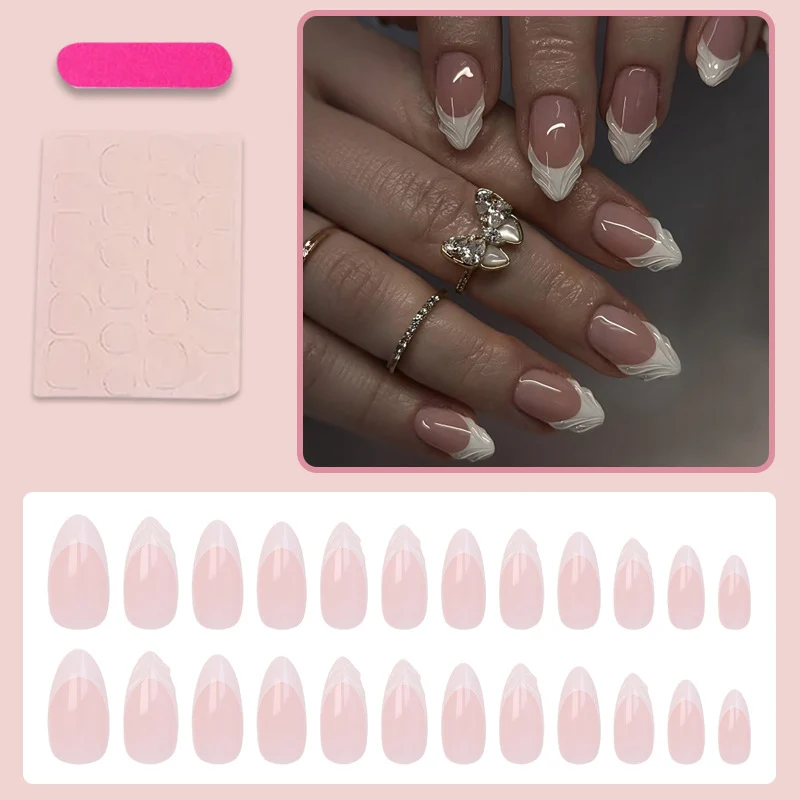 Kunstnagelset mit eleganten Spitzen und dezenten Verzierungen Brehn