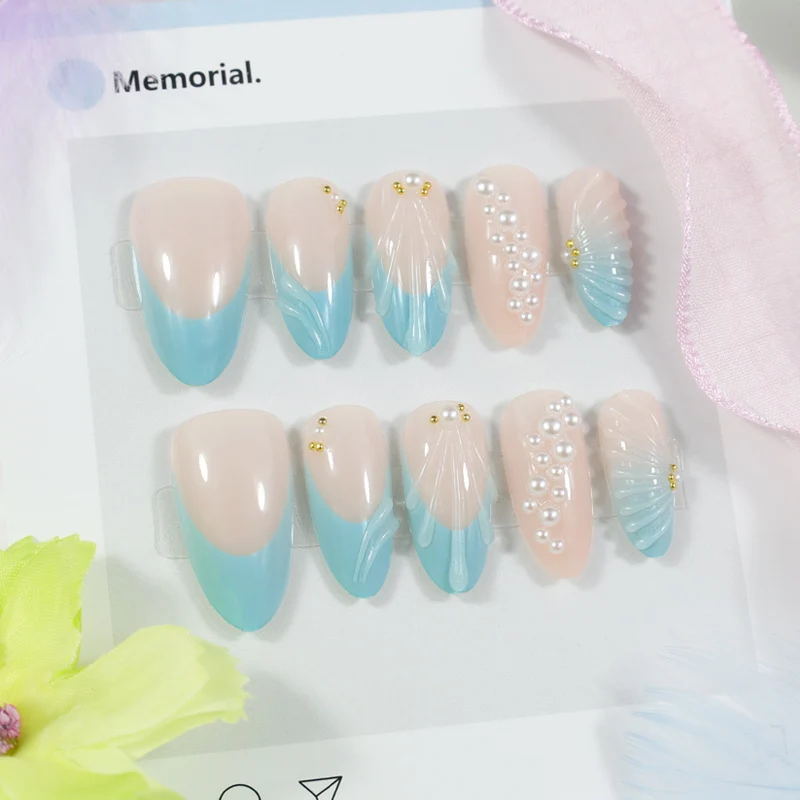 Kunstnagelset mit eleganten Muschel- und Perlenverzierungen Brehn