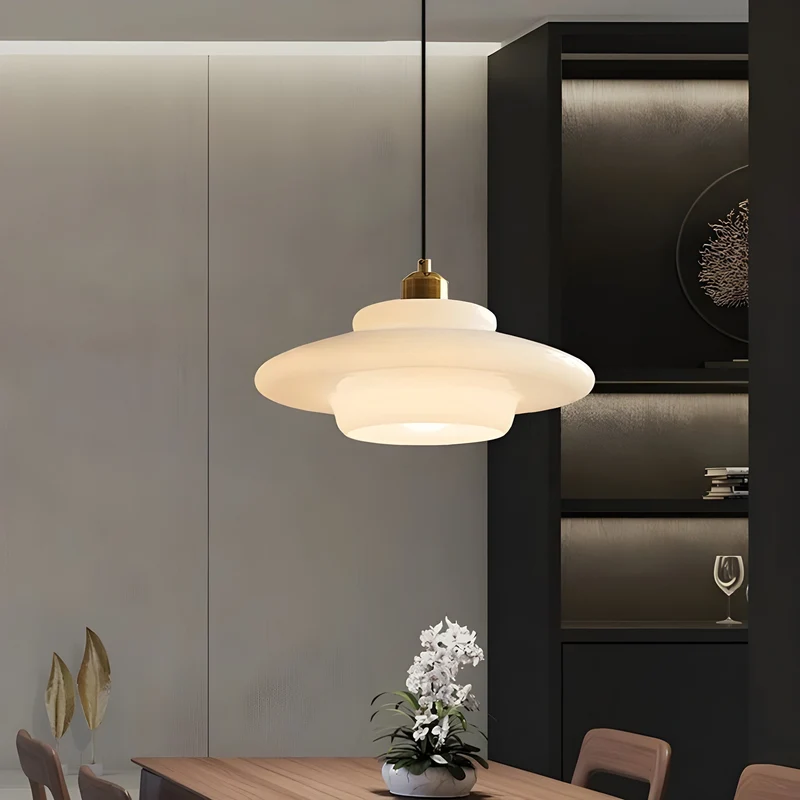 AuraBeam Light – Minimalistische LED-Pendelleuchte aus elfenbeinfarbenem Glas | Skanto