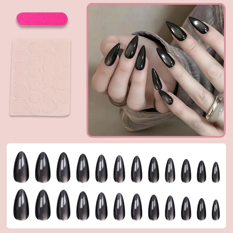 Kunstnagelset mit eleganten spitzen Formen und hochglänzendem Finish Brehn