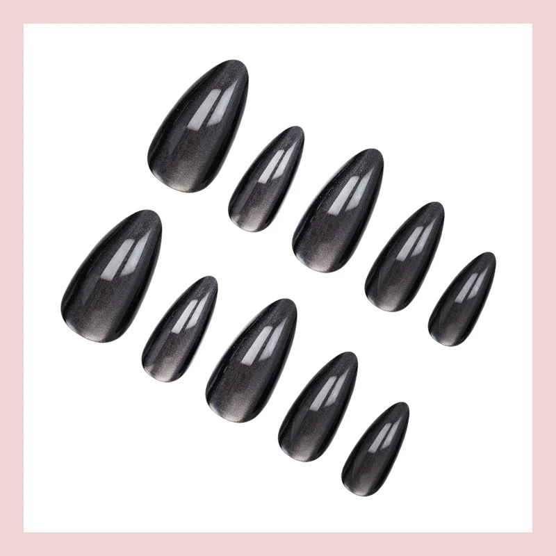 Kunstnagelset mit eleganten spitzen Formen und hochglänzendem Finish Brehn