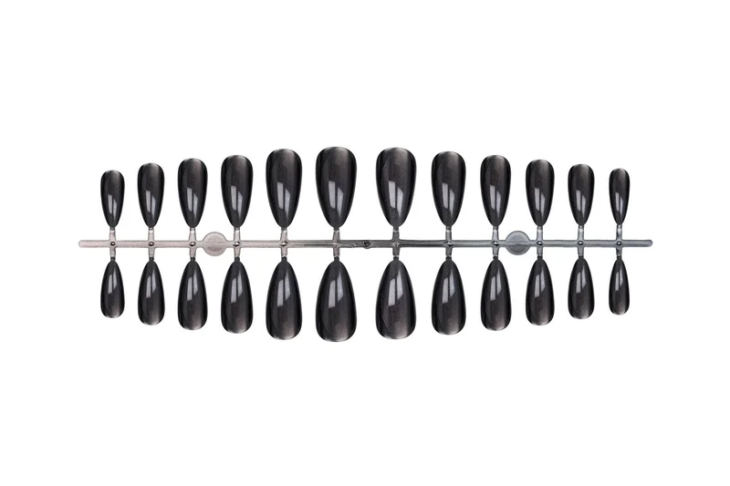 Kunstnagelset mit eleganten spitzen Formen und hochglänzendem Finish Brehn