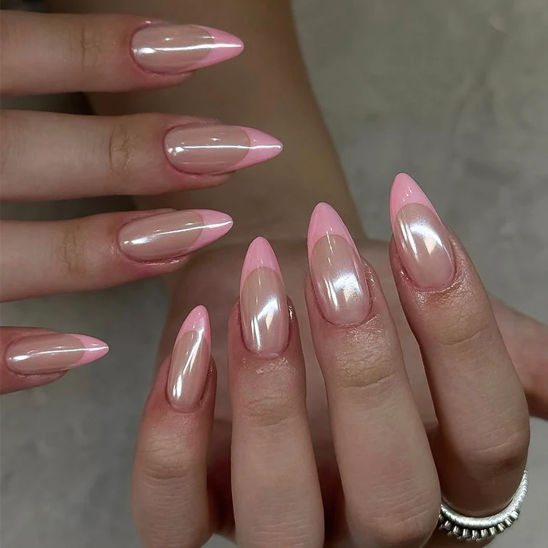 Kunstnagelset mit eleganten spitzen Formen und glänzenden Akzenten Brehn