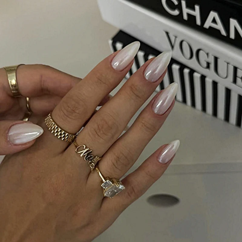 Kunstnagelset mit eleganten spitzen Formen und glänzenden Akzenten Brehn