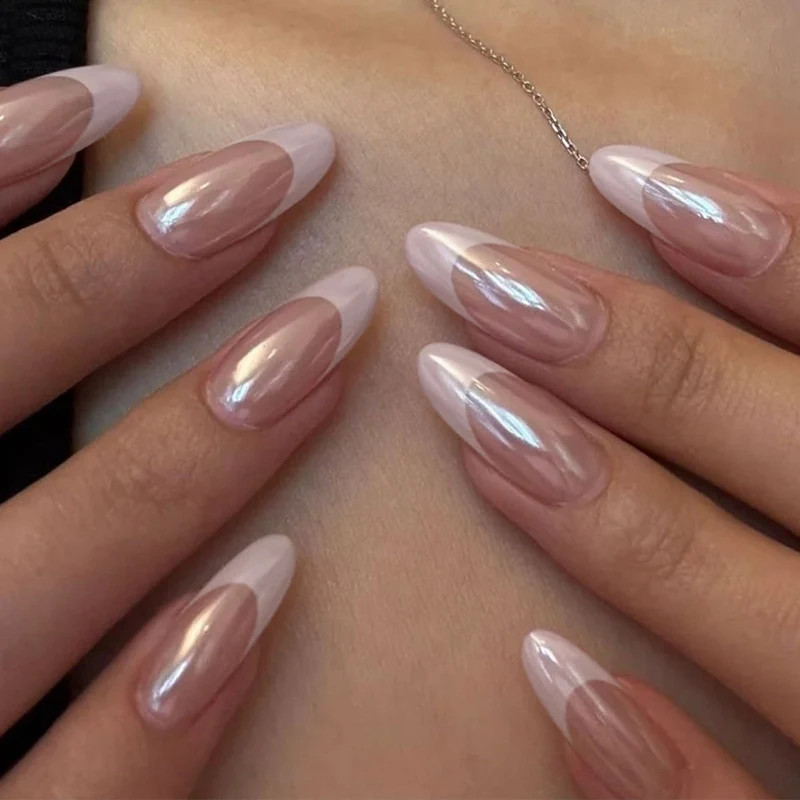 Kunstnagelset mit eleganten spitzen Formen und glänzenden Akzenten Brehn