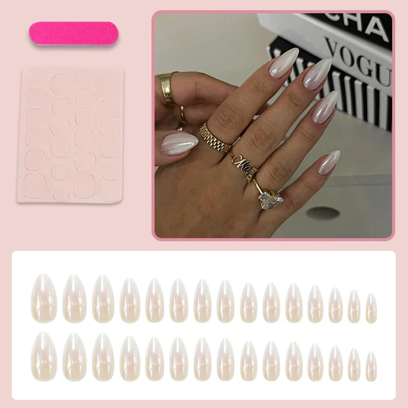 Kunstnagelset mit eleganten spitzen Formen und glänzenden Akzenten Brehn
