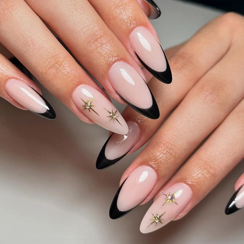 Kunstnagelset mit eleganten schwarzen Akzenten und glamourösen Details Brehn